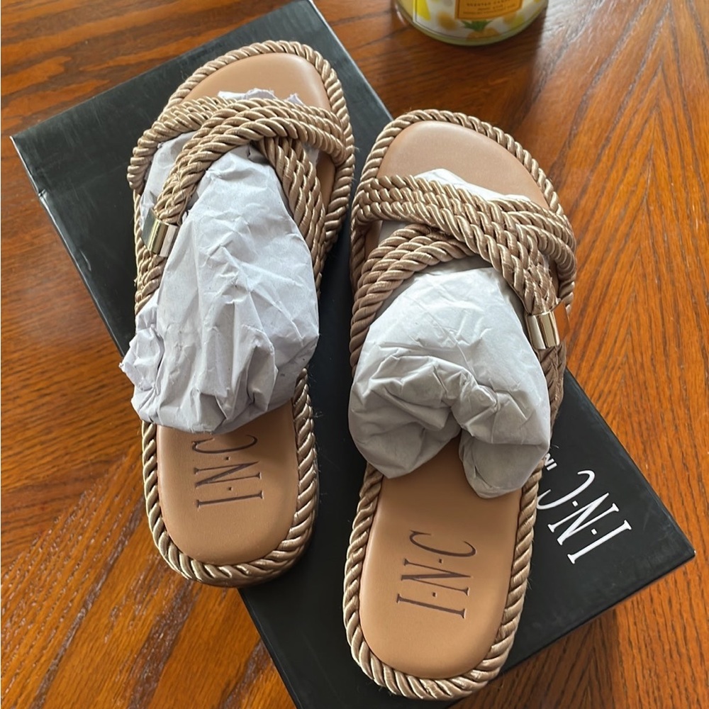 Women’s Sz 5 Inc Slide Sandals